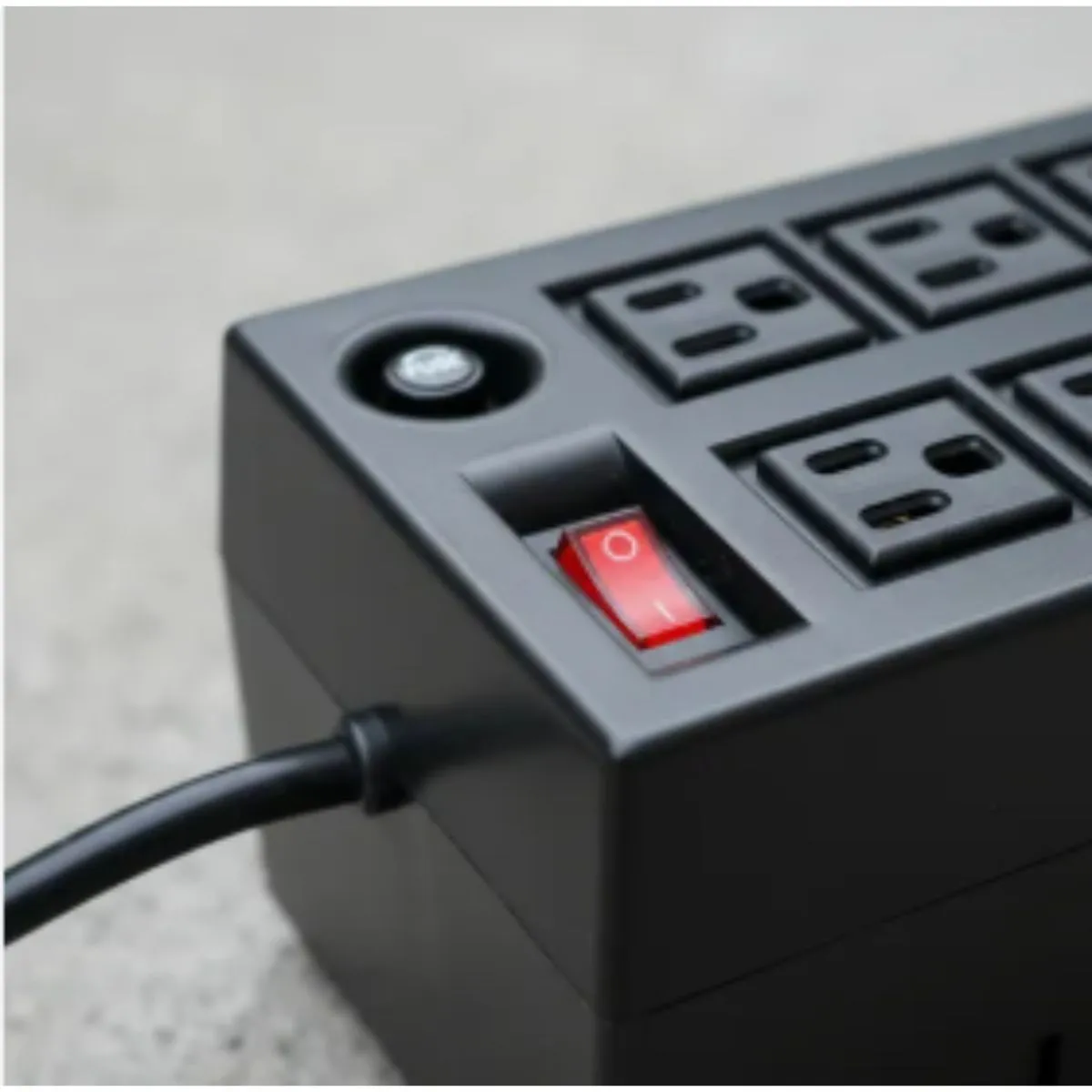 Protector de Voltaje Automático 8 Salidas 120VAC-15A 1800W - Image 3